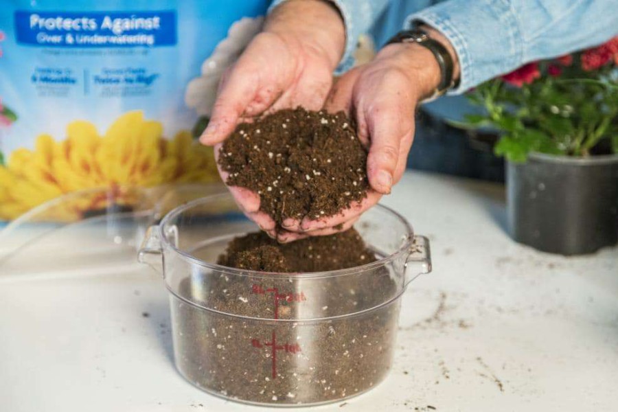 Soil & Soil Amendments * | Miracle-Gro Soil & Soil Amendments 16-Quart Potting Soil Mix